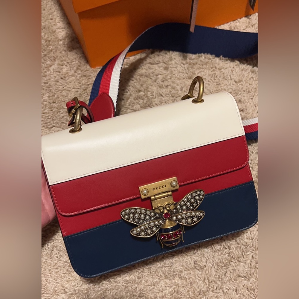 Height: 7.5"
Depth: 3"
Shoulder Strap Drop: 20"
Width: 9"